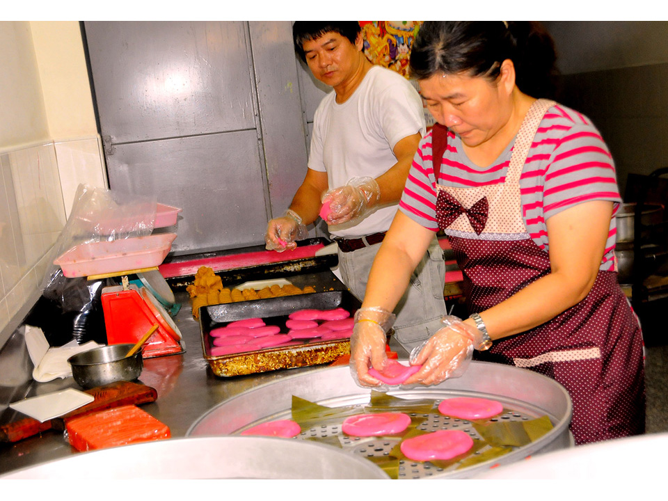 老大媽會歡慶二百周年 南瑤宮教民眾做紅龜粿