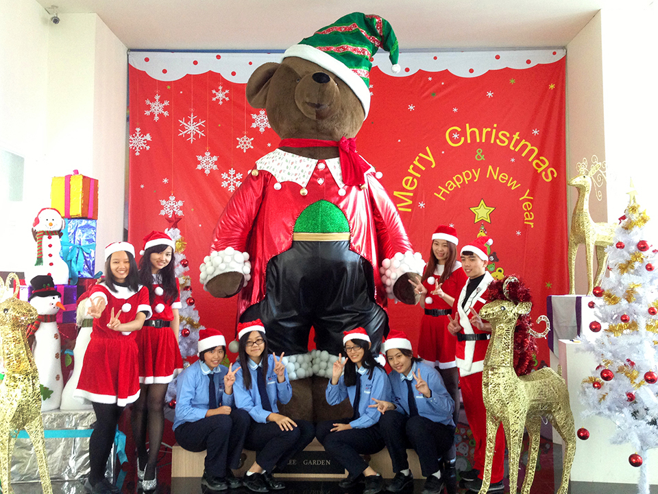 員林家商學生發揮創意 巨型泰迪熊穿耶誕裝亮相 