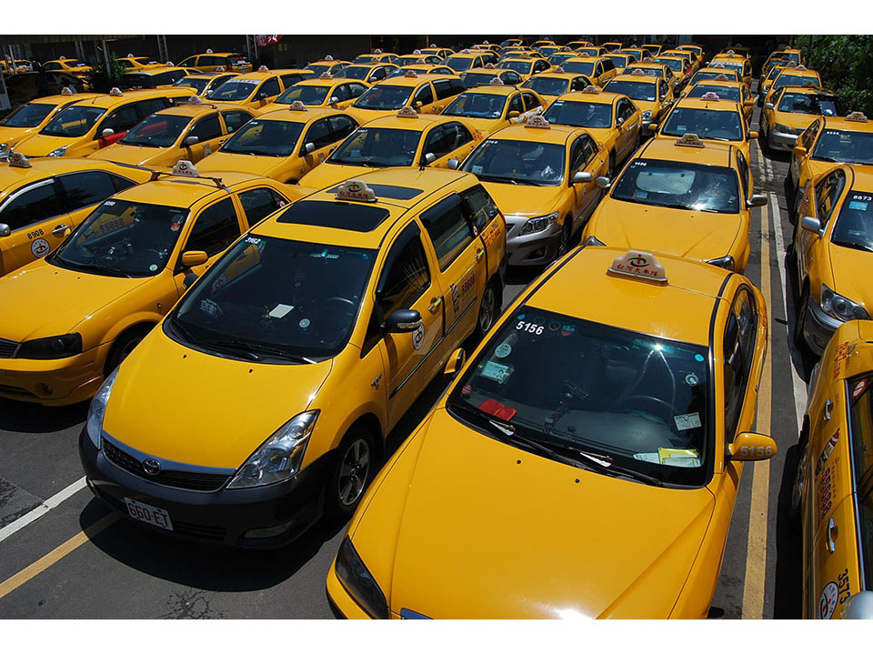 經濟部暫緩撤資Uber 台灣大車隊百輛包圍政院
