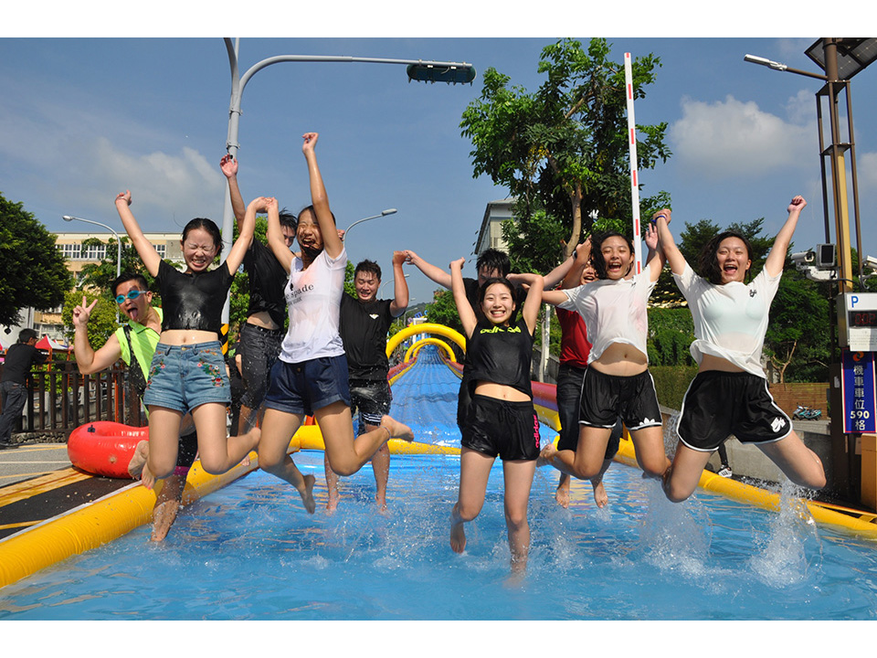 中州科大改變刻板印象 用滑水道水上運動歡迎新生