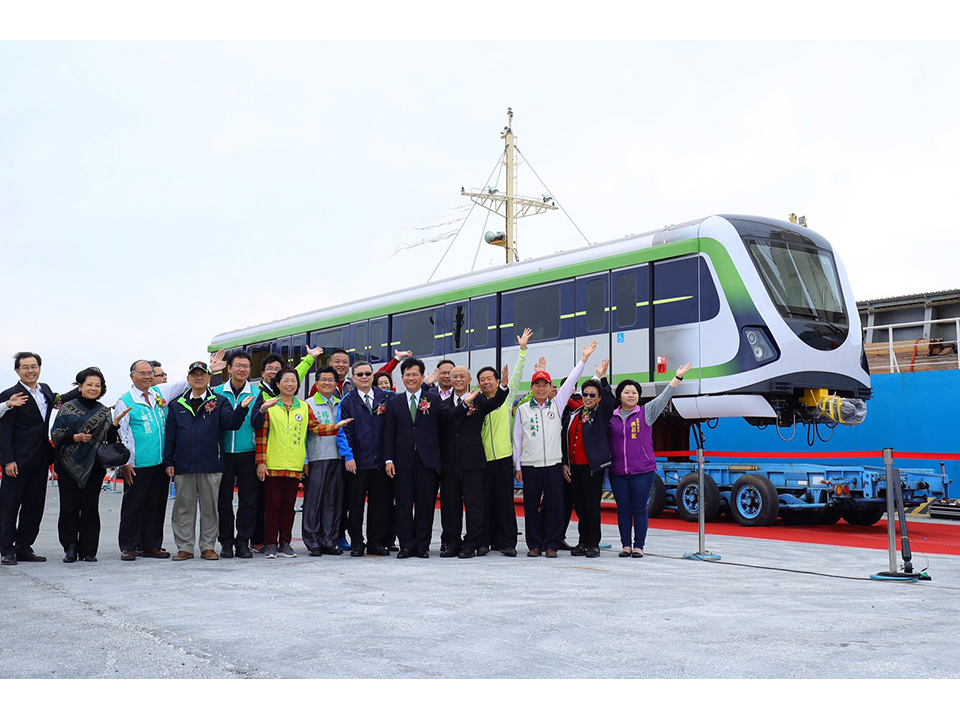 捷運綠線首批電聯車抵台中港 明年試運轉109年通車