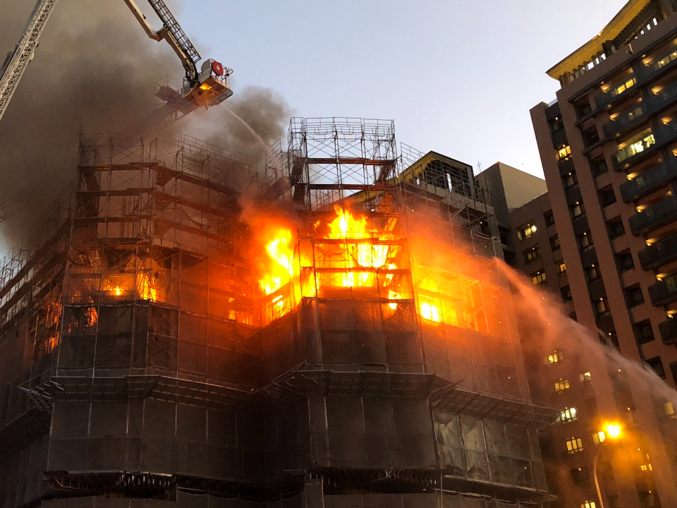缺水真慘！台中南屯工地大樓連燒2棟 整層全陷火海烈焰沖天