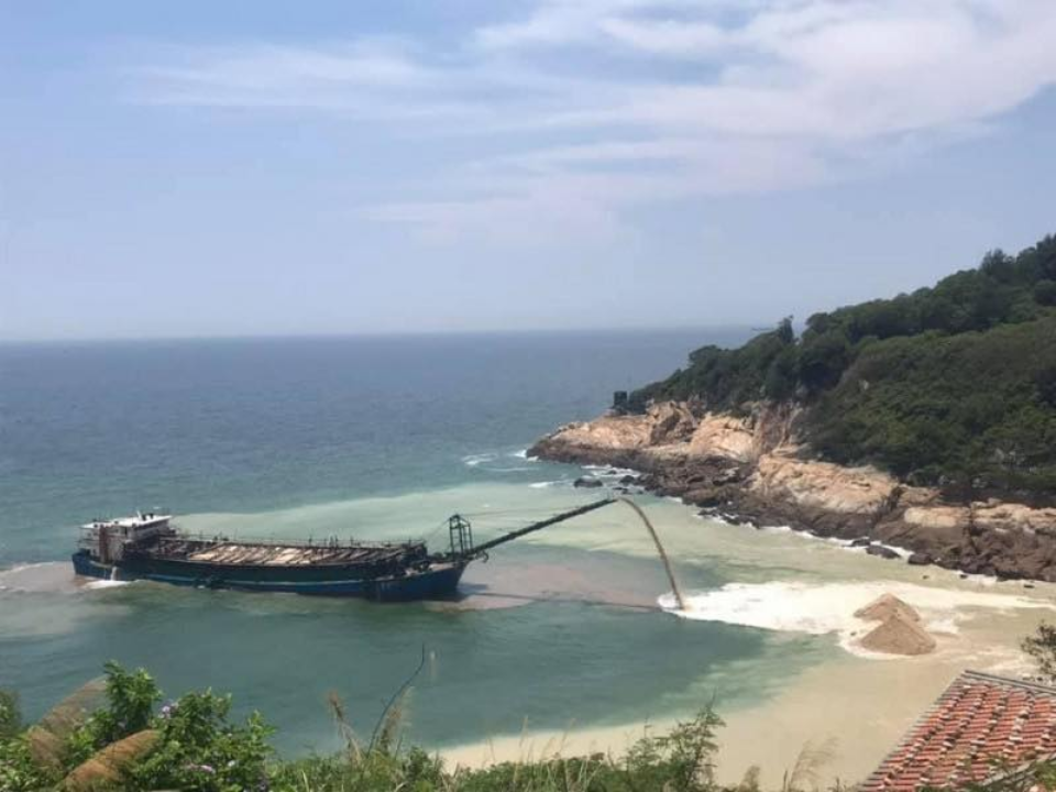 中國抽砂船入侵馬祖 被海巡押到岸邊吐砂