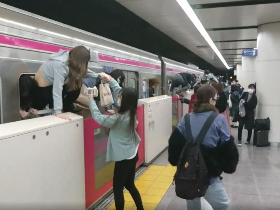 東京地鐵無差別攻擊！乘客哭喊棄鞋狂奔