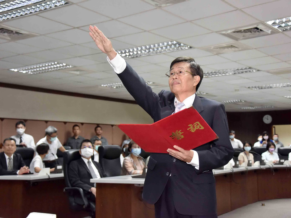 高雄代理市長楊明州宣誓就職！恢復市府八點開晨會  