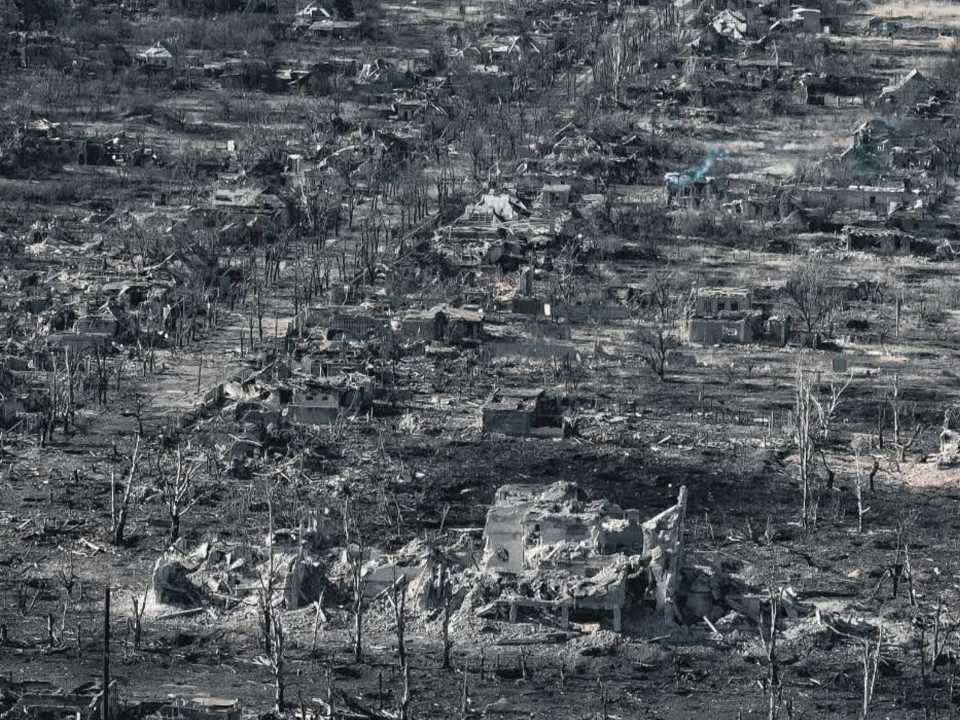 和平郊區遭俄軍摧毀！烏克蘭城鎮「只剩下黑與白」