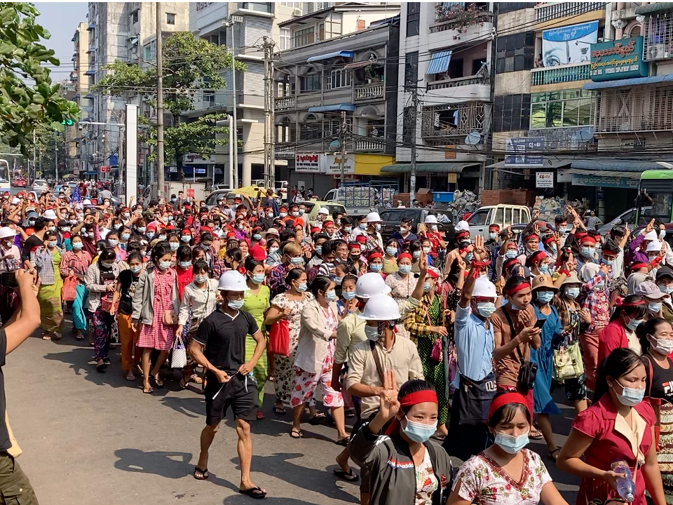 緬甸政變升溫！首度爆發千人示威軍方「全國大斷網」回敬