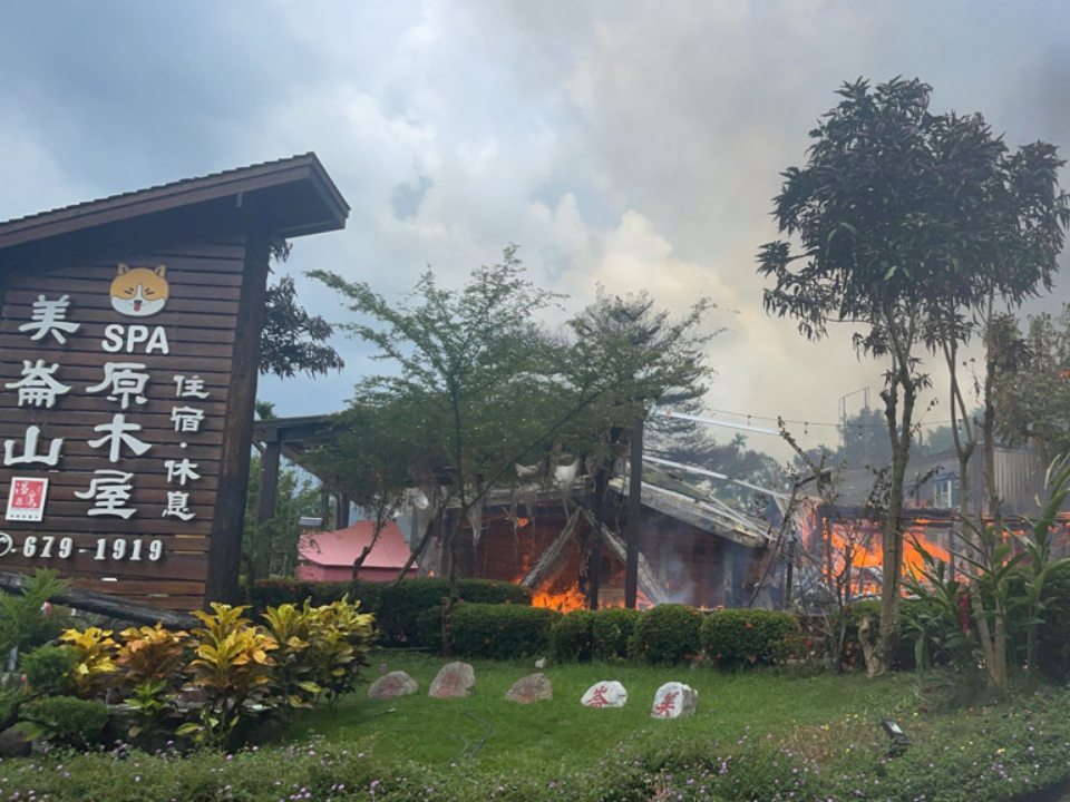 高雄不老溫泉區大火 渡假山莊多棟小木屋慘遭焚毀