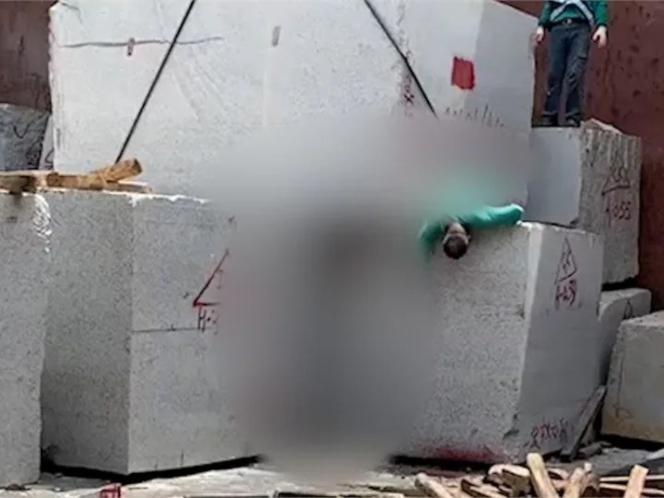 花蓮港吊掛疑鋼索斷 工人遭33噸巨石壓斃