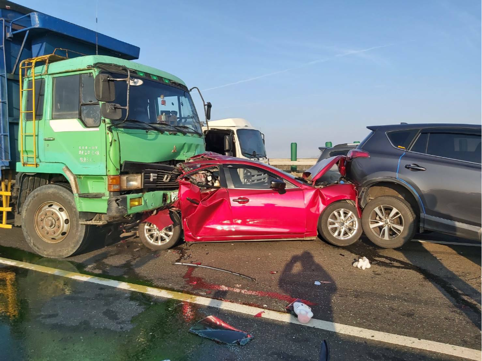 西濱21部車追撞變形 2死8傷