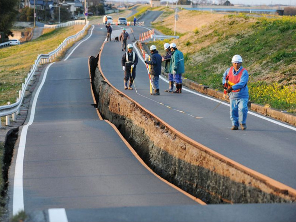 為何日本地震後公路會一條線裂開？