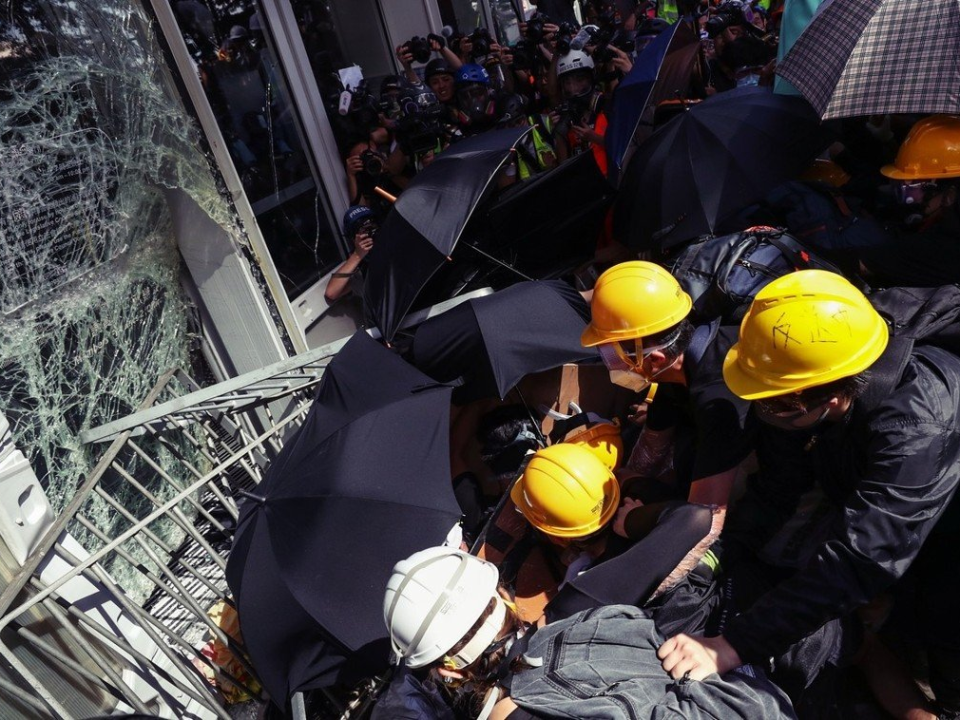 七一反送中遊行爆衝突！香港立法會玻璃門遭示威者撞破